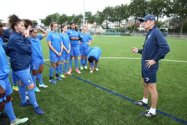 Thierry Uvenard à l'entraînement avec les joueuses de l'équipe féminine du HAC Foot