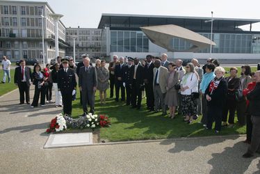 Inauguration de la plaque commémorant la mémoire de la traite et de l’esclavage au Havre, par Antoine Rufenacht, maire du Havre, le 10 mai 2009