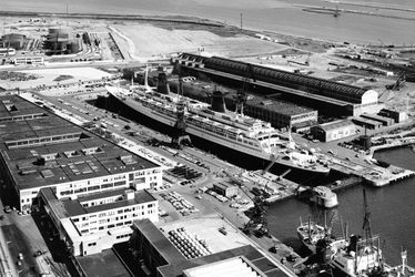 Anonyme. Le paquebot France (CGT 1962-1977) dans la forme 7 au Havre.