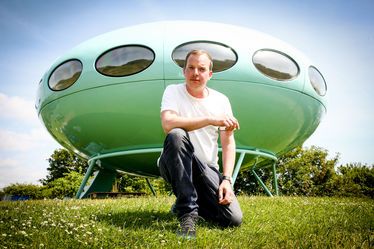 Craig Barnes devant la Futuro House installée dans les Jardins Suspendus pour l'événement Un Été au Havre 2018