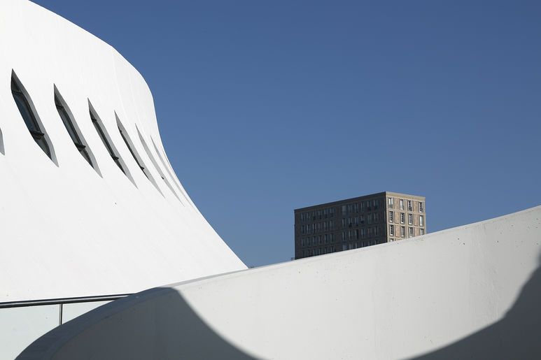 Deux architectures modernes s'entremêlent, celles d'Oscar Niemeyer et d'Auguste Perret