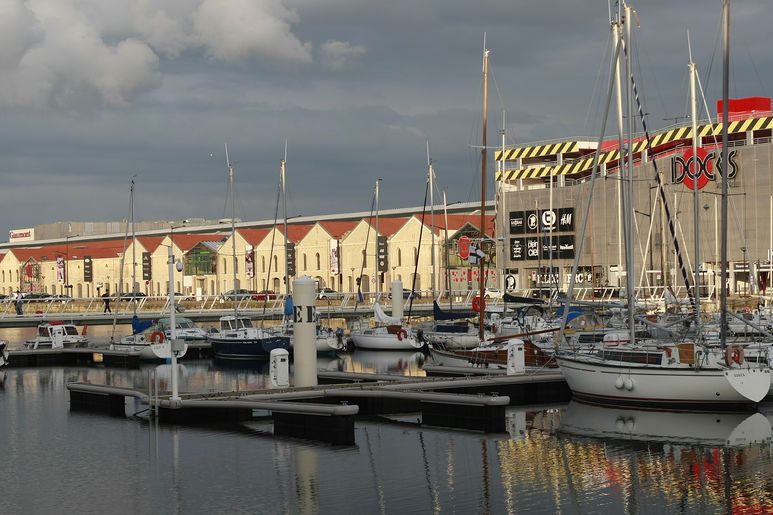 Port Vauban, port de plaisance en cœur de ville, et le centre commercial des Docks Vauban ont contribué à redonner attractivité et dynamisme au quartier