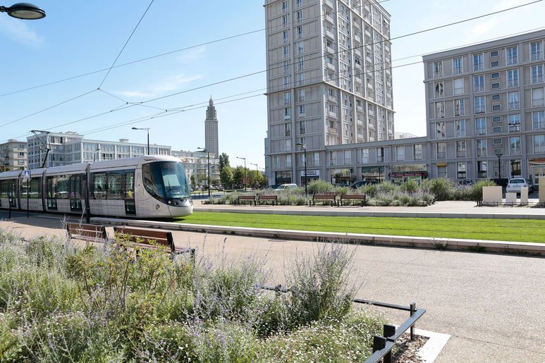 Le tramway circulant aux abords de la Porte Océane (Perret), direction La Plage