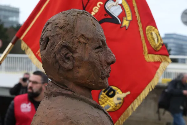 Buste de Jules Durand sur fond de drapeau syndical