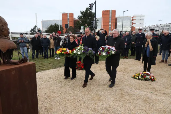 Dépôt de gerbe au pied du buste de Jules Durand
