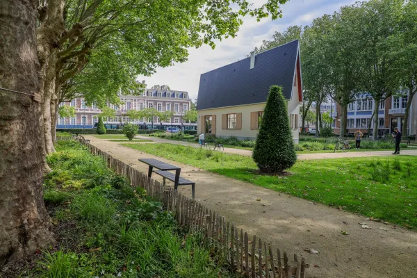 Le square Erignac, avec la Narrow House