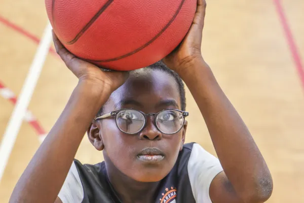 Jeune joueur de basket marquant un panier
