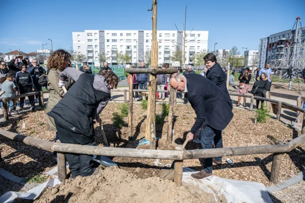 Plantation du 10 000e arbre - Plan 10 000 arbres