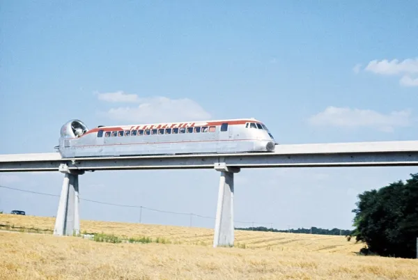 L'un des prototypes d'aérotrain de Jean Bertin photographié à Chevilly, au nord d'Orléans, lors d'un test en 1971