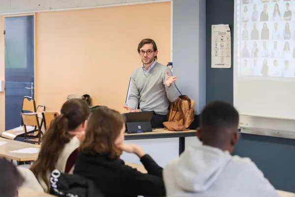 Devant les élèves du lycée Schuman-Perret, l’architecte des Monuments historiques Martin Mallard partage son expertise sur la conservation du patrimoine