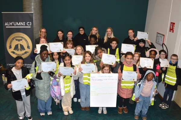 Les membres de l'association ALH'UMNI CJ avec les enfants de l'école Paul Éluard