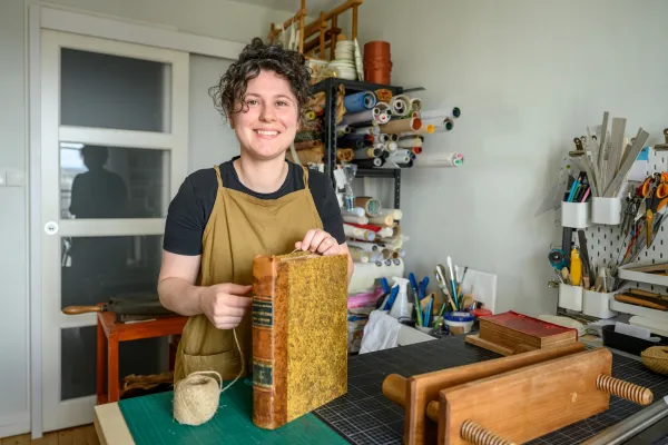 Louison Moy dans son atelier de reliure