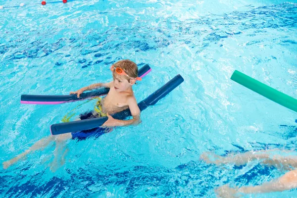 Un jeune garçon apprenant la natation