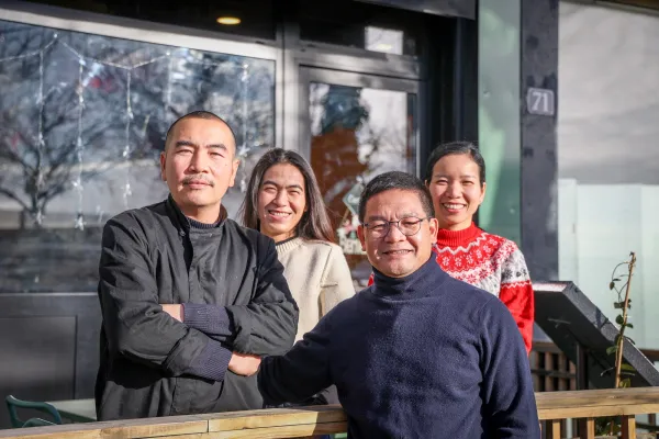 Thang Mai Nam, gérant de la Căng Tin Hanoï, et son équipe