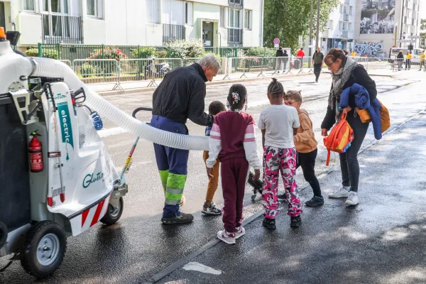 Les jeunes découvrent les engins de la propreté