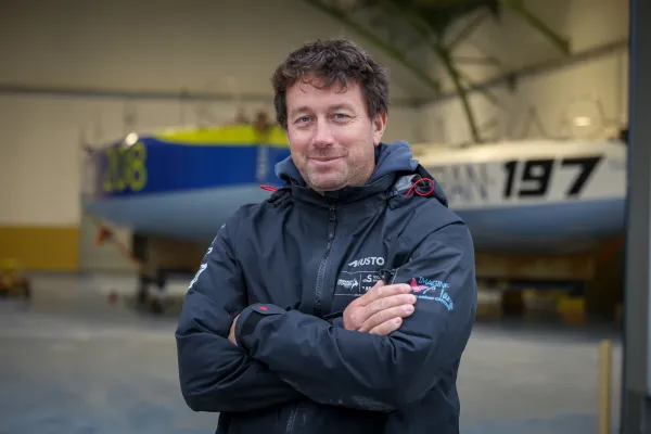 Cédric Chateau dans le hangar du Normandy Offshore Club