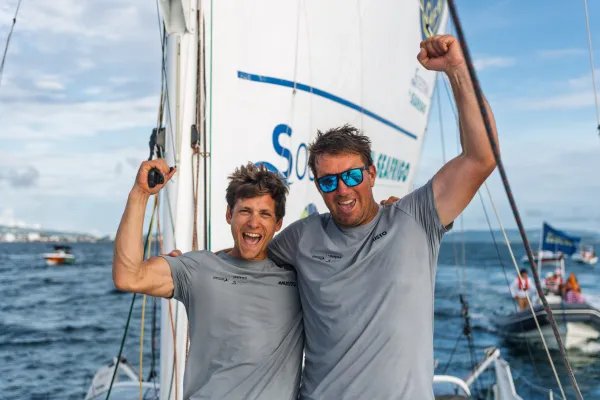 Cédric Chateau et Guillaume Pirouelle, vainqueur de la TRANSAT CAFÉ L’OR Le Havre Normandie 2025 dans la catégorie Class40