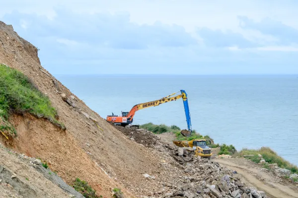 Intervention en pied de falaise pour le nettoyage des anciennes décharges de Dollemard