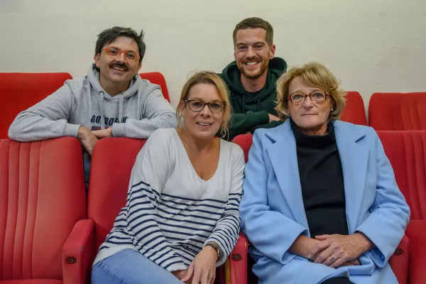 Plusieurs comédiens et membres de la compagnie Ici & Maintenant : Nicolas Pimont, Carole Petit, Johan Labeau et Christine Bianic