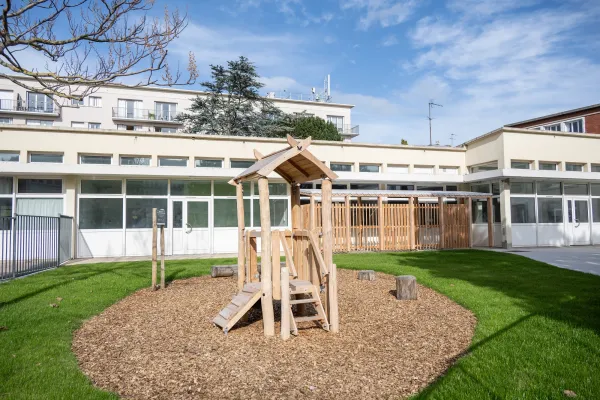Les aménagements de l'aire de jeu de la crèche Charles-Auguste Marande