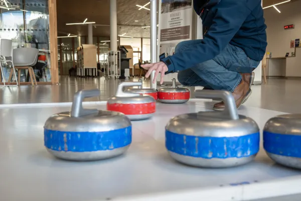 Découverte du curling au Pôle Simone Veil