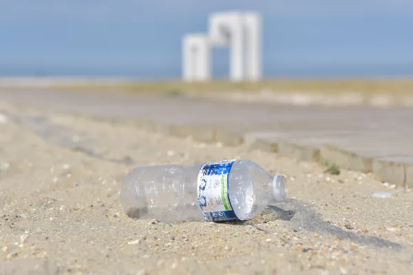 Déchet plastique sur la plage