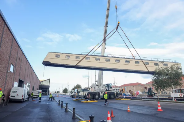 Transfert de la passerelle du paquebot Normandie vers le futur musée maritime 