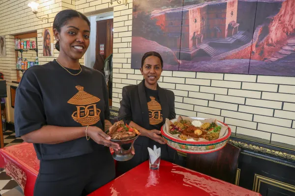 Yodit Alemahehu, aide cuisinière, au côté de Abyot Woldegiorgis, gérante du restaurant Dire Dawa