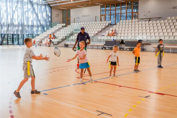 Enfants pratiquant le multisport pendant Découvrez le sport