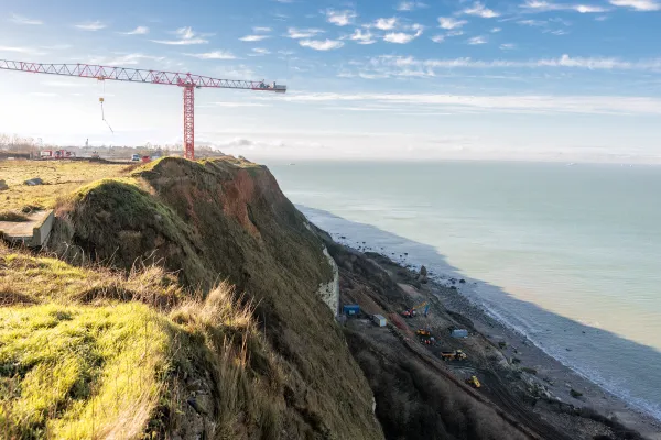 grue installée sur la falaise de Dollemard, début du chantier