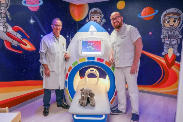 Le docteur Pascal Le Roux (à gauche) devant le simulateur « IRM en jeu », projet porté par Guillaume Mauconduit (à droite), président de l’association Sages comme des images