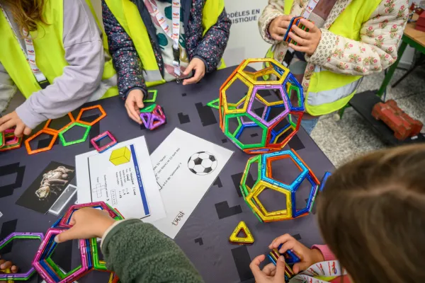 Des enfants réalisent des expériences à l'occasion de la Fête de la Science
