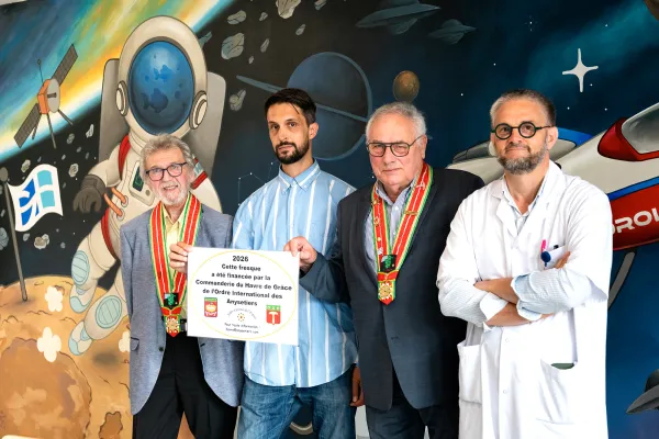 De gauche à droite : Michel Gadebois, chancelier régional de l’Ordre international des Anysetiers, Drolnim, Jacques Lemonnier, et le docteur Damien Dufour
