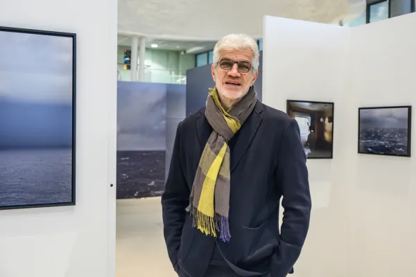 Grégoire Korganow, photographe et vidéaste à l'origine de l'exposition « Face à la mer »