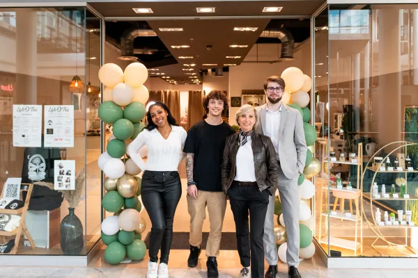 Les entrepreneurs posent devant la devanture de la boutique du Lab'o