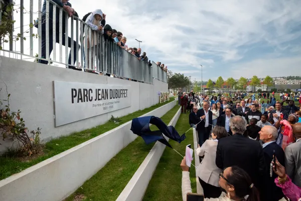 Dévoilement de la plaque du nouveau parc Jean Dubuffet