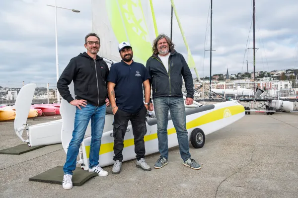 Alexandre Lemire, Alexis Bouclies et François Tissier devant l'IZIBoat