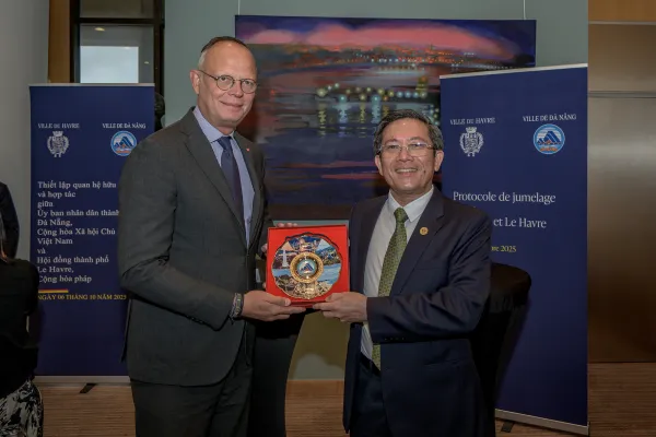 Le maire du Havre et le vice-président du comité populaire de Da Nang