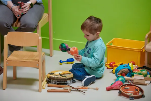 Enfant jouant avec des instruments de musique