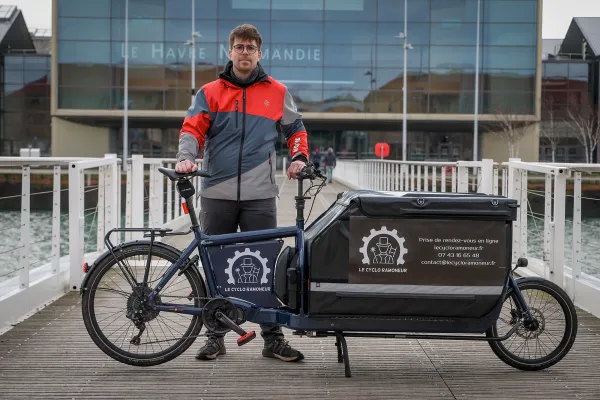 Portait de Nathan Symoens avec son vélo