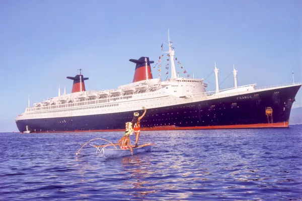 Le paquebot France (CGT 1962) en escale. 1970. Tahiti, Polynésie française.
