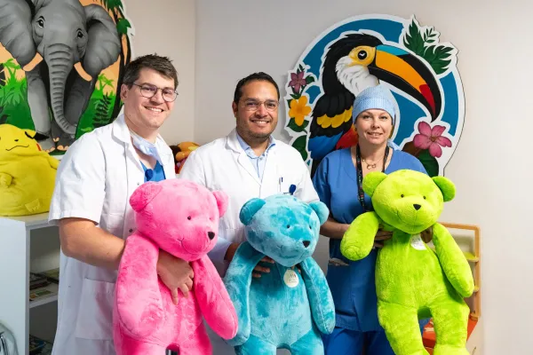 Les P'tits Doudous du Havre : Dimitri Collette, infirmier anesthésiste, Fadi Dhaouadi, médecin anesthésiste réanimateur, et Céline Le Meur, infirmière