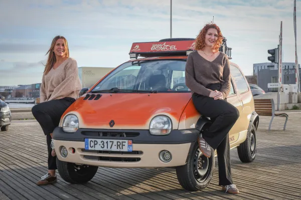 Jessica (à gauche) et Estelle (à droite), les Renardes du désert