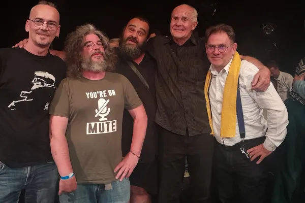 LH pas la Plume (de gauche à droite : Fab Rebel, Psyké d'Etnik, Jean Bon, Marc Smith (inventeur du slam) et Erico LH)