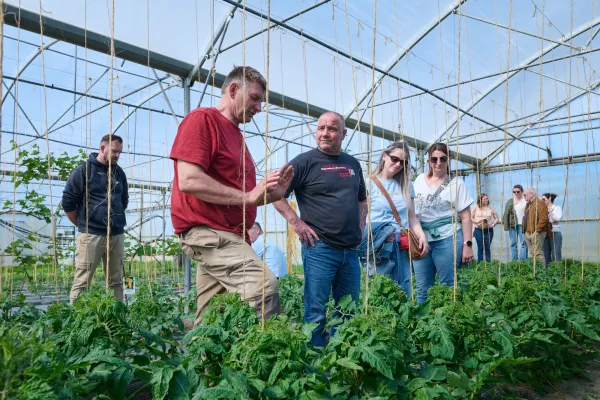 Les cuisiniers des cantines havraises en visite chez les agriculteurs du territoire communautaire qui fournissent leurs matières premières, le 9 avril 2026