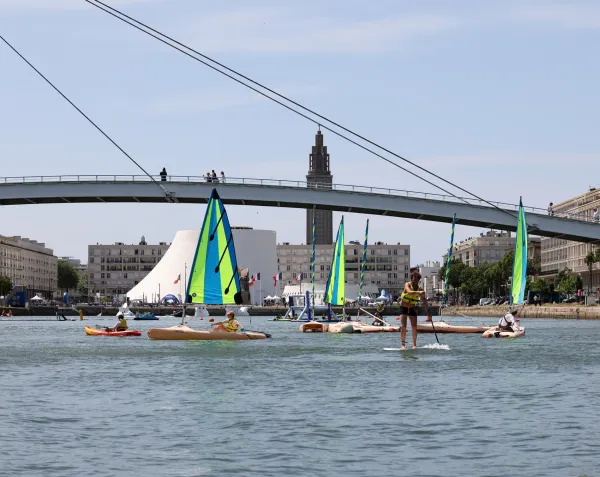 Stand-up paddles, kayaks et voiliers dans le bassin du commerce pour LA journée en forme au Havre
