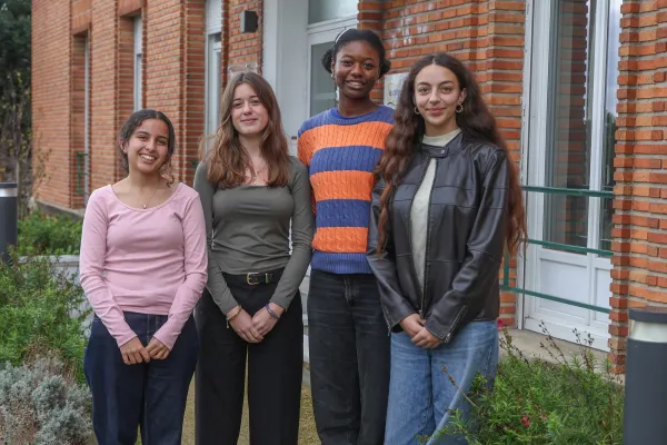 De gauche à droite : Cheïma Benmansour, Alice Carpentier, Eryne-Victoria Mougamba et Loreena Souza Donner, quatre lycéennes co-organisatrices du Sommet International des Jeunes Leaders en Normandie