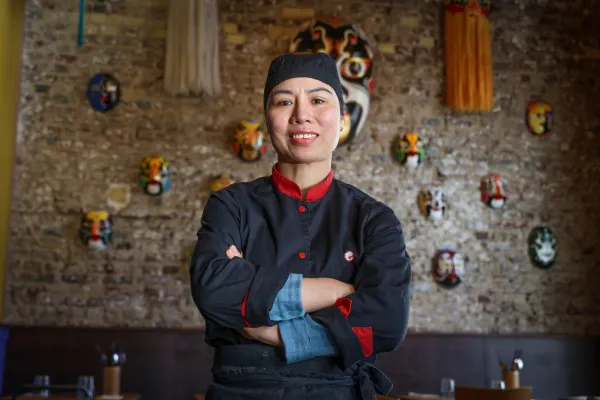 Récemment arrivée du Vietnam, la cheffe Thi Ly Truong officie en cuisine de la Maison Hôi An