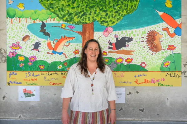 Portrait de Marine Rouzé devant l'un des panneaux créés avec les élèves de l'école de l'Observatoire