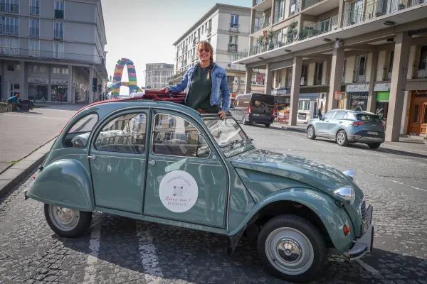 Fabienne Lapert et Capucine, la 2CV de Normand'Évasion